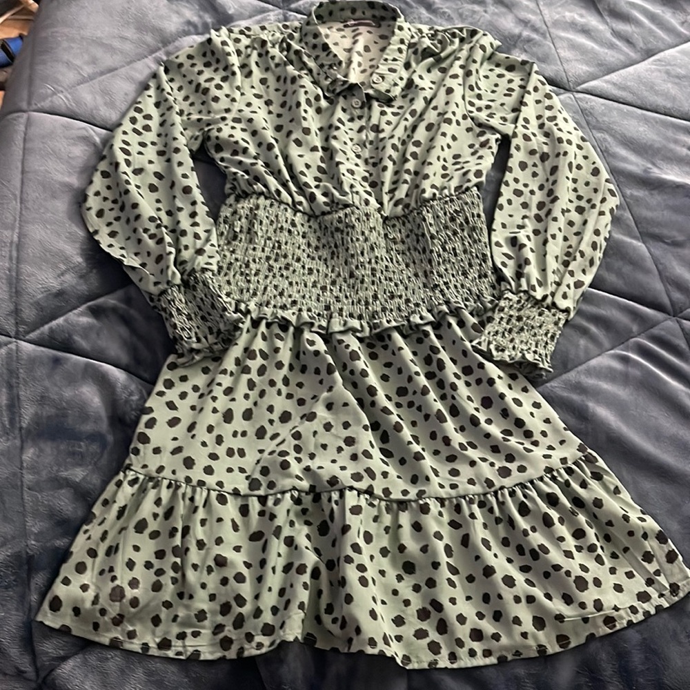 Pretty Garden boho spotted green smocked dress. Size Medium